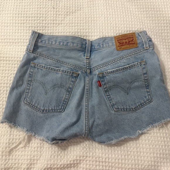 Levi’s 501 Shorts in Light Wash Size 28 - Picture 2 of 3